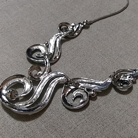 Silver and Green Wave Necklace with CZ Diamonds - Picture 3 of 4